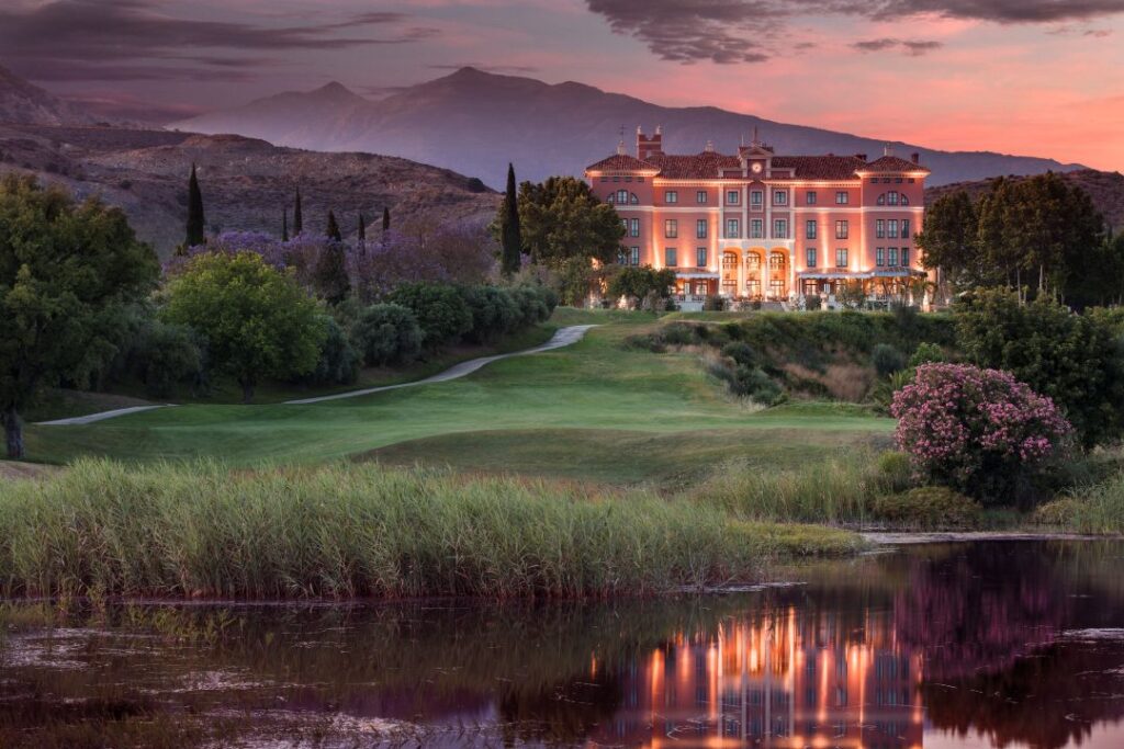 Amantara Villa Pidierna Palace Marbella Resort, galardonado con una Llave MICHELIN. (Foto: MInor Hotels)